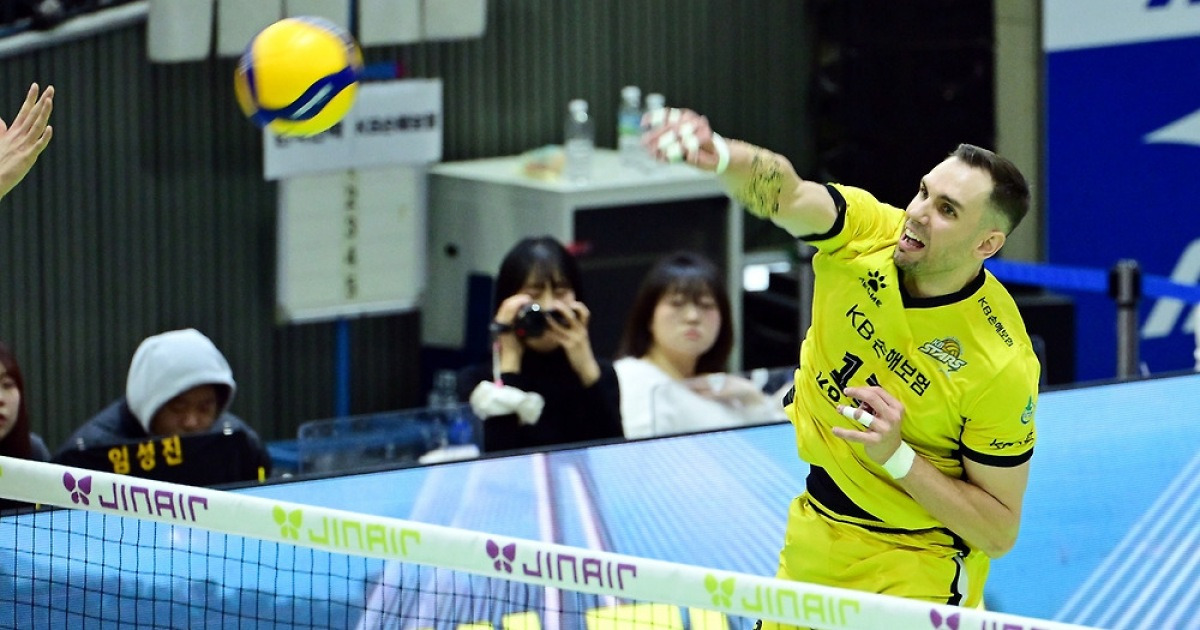 '비예나 트리플크라운' KB손보, 한전 잡고 3위로 도약