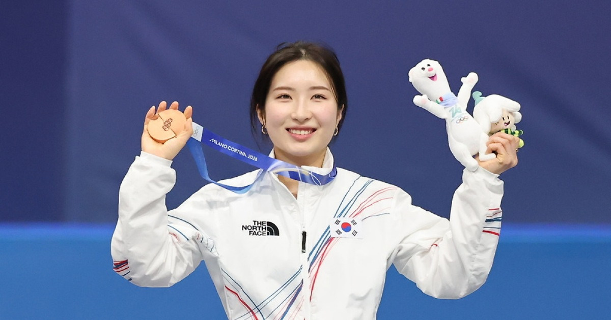 세 번 넘어지고도 벌떡 일어난 김길리…감격의 첫 메달로 '활짝'[올림픽]