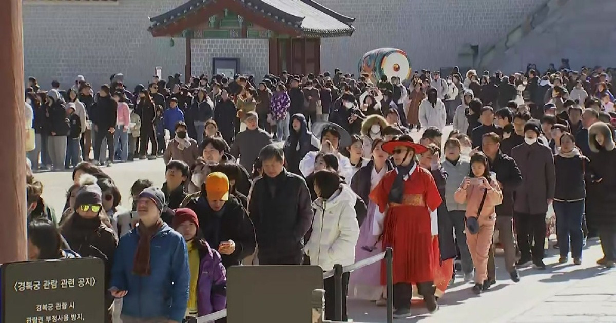 설날 경복궁 나들이 인파...형형색색 '설빔' 행렬