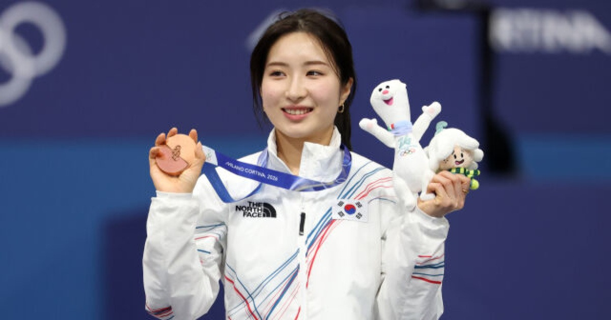 김길리의 생애 첫 올림픽 메달, 누구보다 더 기뻐해 준 '주장' 최민정…"너무 뿌듯하고 자랑스러웠다 [MD밀라노]