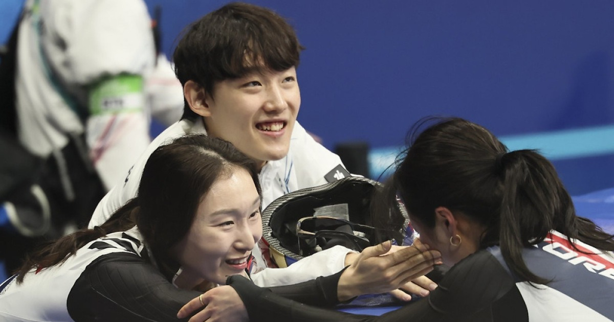 탈락 아픔도 잊었다, 후배 김길리 진심으로 축하한 ‘레전드’ 최민정의 품격 “우리 선수가 메달 따서 기쁘고 자랑스러워” [강산 기자의 밀라노 리포트]