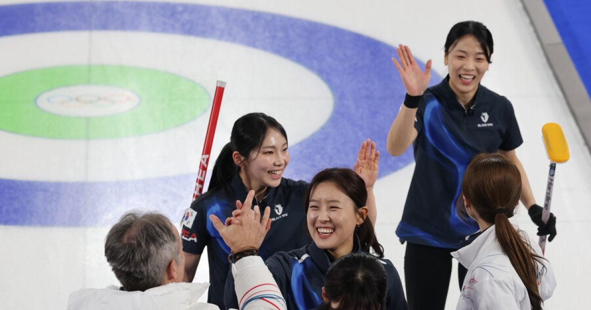 '한국이 일본에 이어 중국도 꺾었습니다' 세계 3위 한국 컬링, 치열한 접전 끝에 중국에 10-9 승리...준결승까지 '한발짝 더'