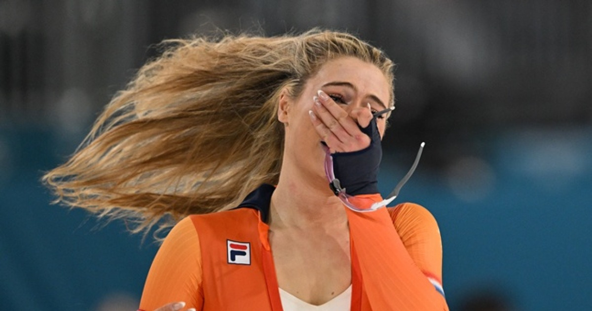 금메달 확정→지퍼 내려 브라 노출 "100만불 수익 예상" 평가... "끔찍하다" 비판에도 마이웨이 [밀라노 올림픽]