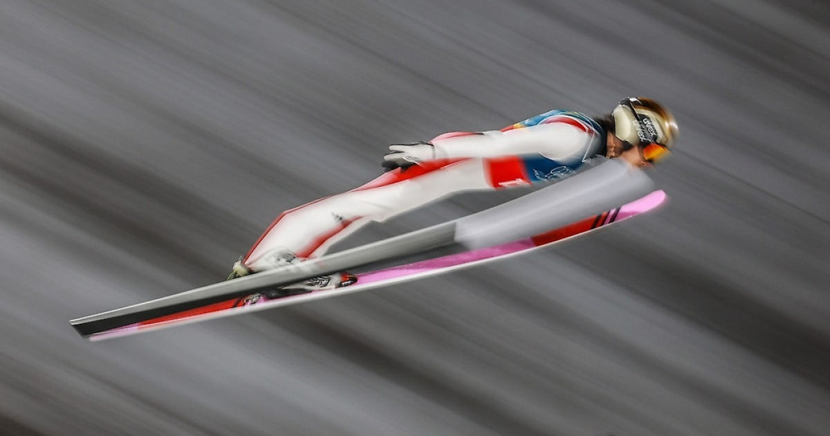 [올림픽] 스키점프 경기, 폭설로 강제 종료 소동…엇갈린 희비