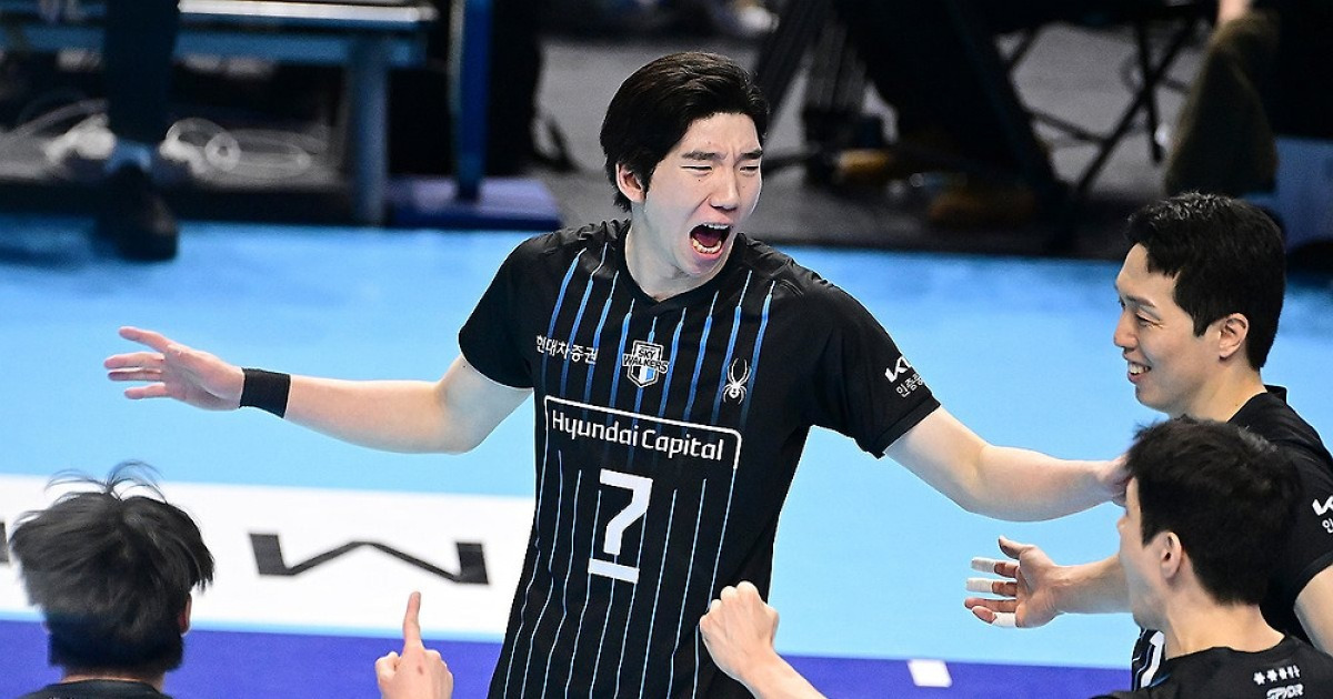 김진영 철벽 친 현대캐피탈, 삼성화재와 클래식 매치 12연승(종합)