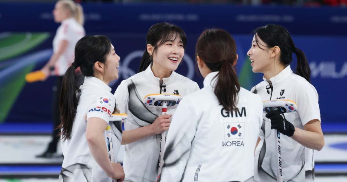 韓 여자 컬링, 최강 스웨덴 격파…5승3패로 4강 불씨 살렸다 [밀라노 동계올림픽]