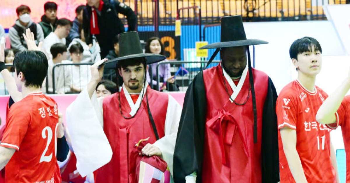 동료들도 깜짝 놀란 두 외인의 설날 퍼포먼스…어색하지만 팬들도 선수들도 웃었다 [곽경훈의 현장]