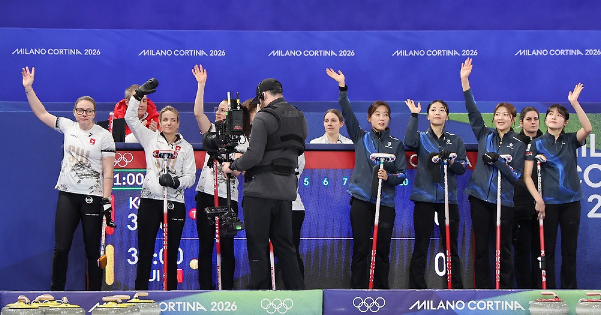 ‘트리플도 소용없었다’ 여자 컬링 스위스에 7-5 패, 4강 경우의 수 복잡[2026 동계올림픽]