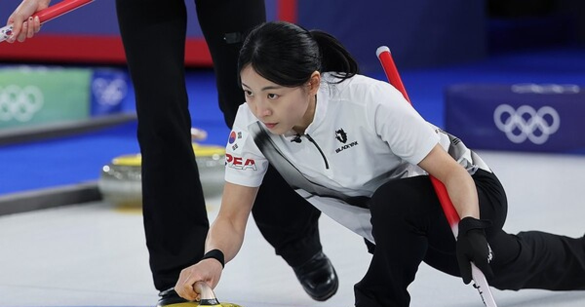 아뿔싸, 대량 득점 기회가 스틸로… 한국 女컬링, 4강 탈락 위기