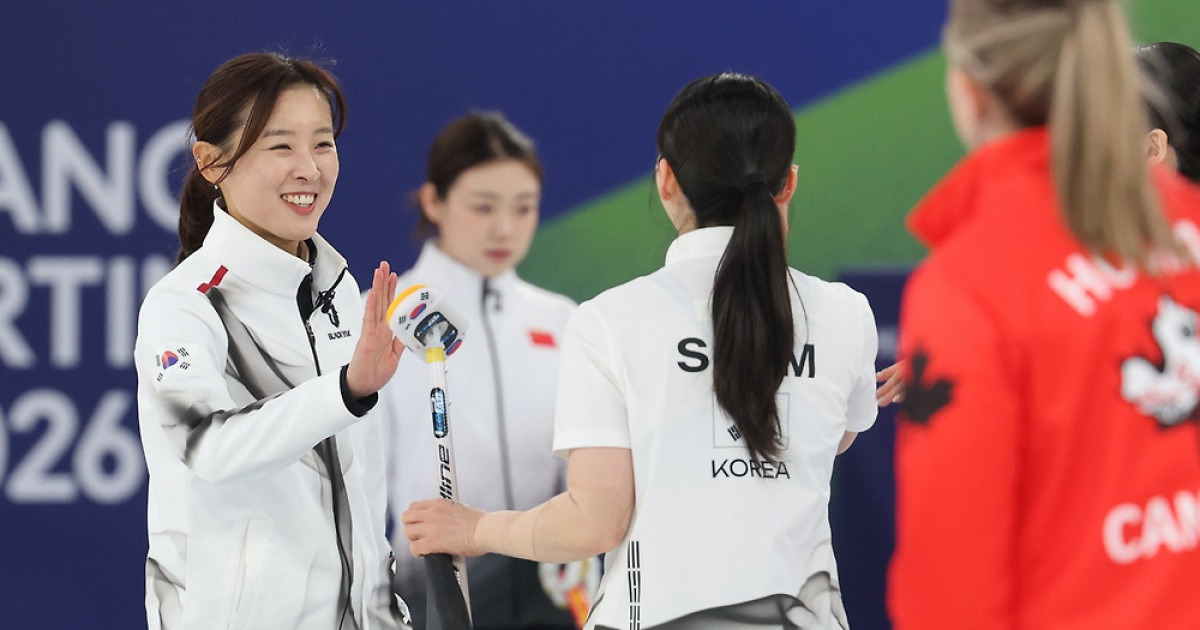 벼랑 끝 한판…한국 여자 컬링, 캐나다와 전반 4-4 혈투[2026 동계올림픽]
