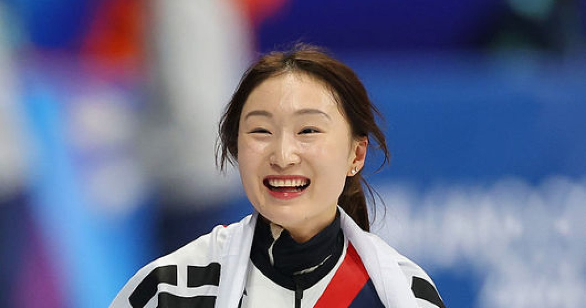 '헤딩 충돌에도 버텼다-몸으로 막아낸 금메달' 최민정이 지켜낸 韓 계주의 역사적 금메달[2026 동계올림픽]