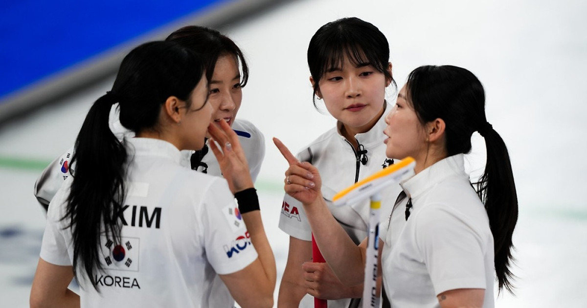 ‘우승 후보 격파’ 한국 女 컬링, 캐나다 꺾고 ‘자력 4강’ 이룰까 [올림픽]
