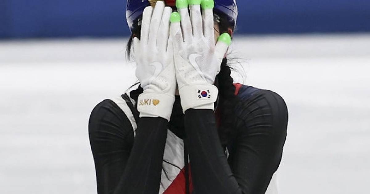 '눈물 펑펑' 심석희, 이젠 웃을 때... '비하 논란' 딛고 계주 '3번째 金' 최민정 밀어준 '합심 레이스' [밀라노 현장]