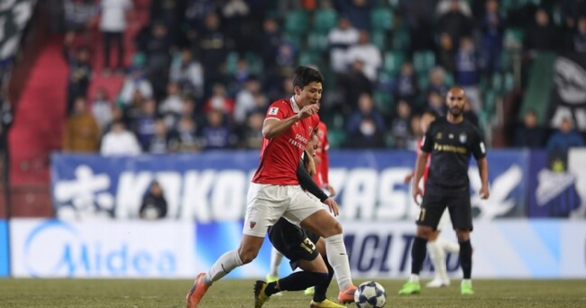 [acl2.review] ‘치명적 실책 실점→이호재 극장골 취소’ 포항, 日 감바에 합산 2-3 패…‘8강 진출 실패’