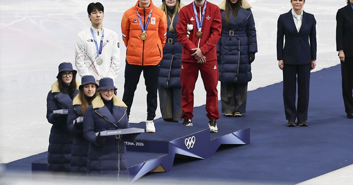 기울어진 태극 문양…쇼트트랙 시상식서 잘못된 태극기 게양[2026 동계올림픽]