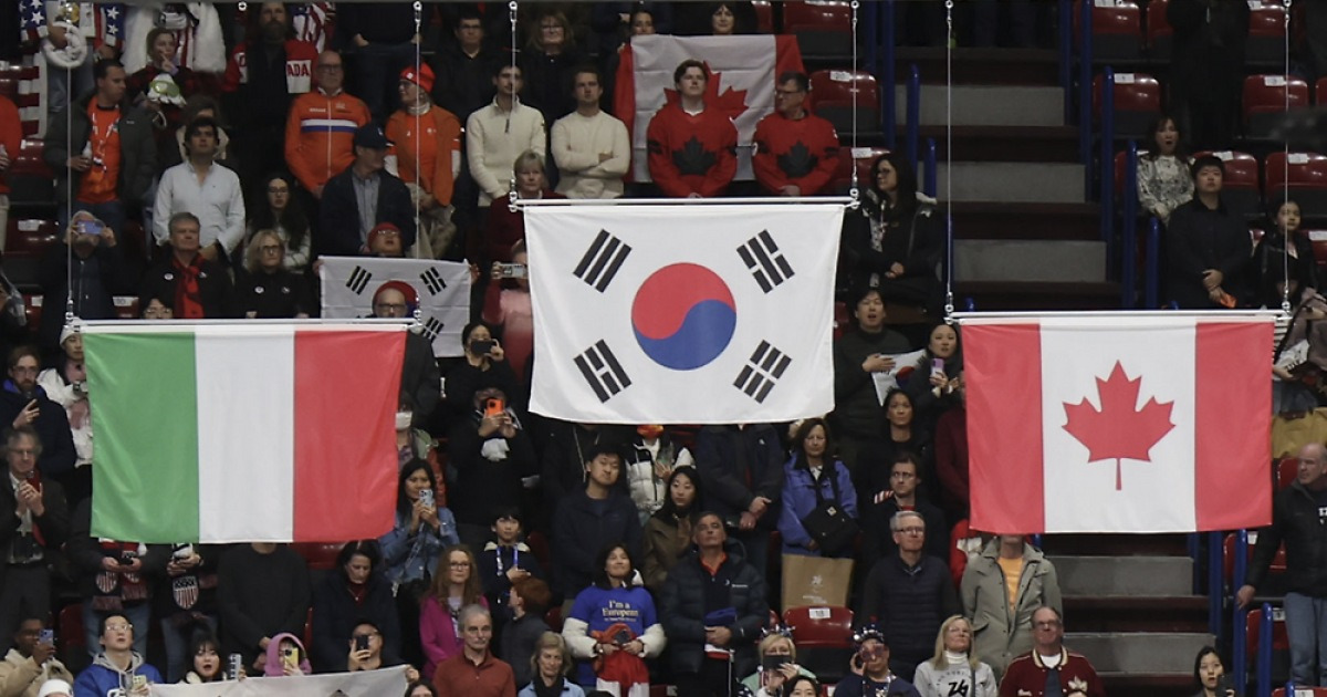동계올림픽 시상식 잘못 제작된 태극기 반복 게양…IOC와 조직위, 사과하고 정정해야