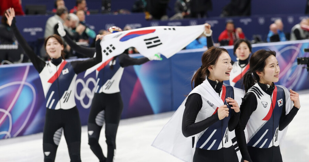 "금메달 뒤에도 나란히 서지 않았다"…日도 주목한 심석희-최민정 '7년 갈등'→"화해의 밀어주기로 韓 계주 최강국 8년 만에 탈환"