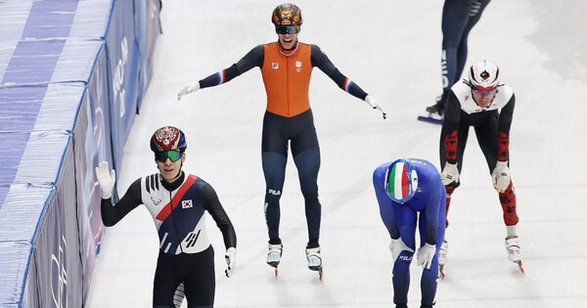 '동생들이 선두 만들었는데'... 황대헌, 안일하다 '통한의' 인코스 허용[계주 은메달]