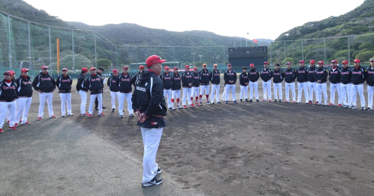 외딴섬서 구슬땀 흘린 KIA, 이범호 감독 "긴장 늦추지 마라"...2차 캠프 돌입