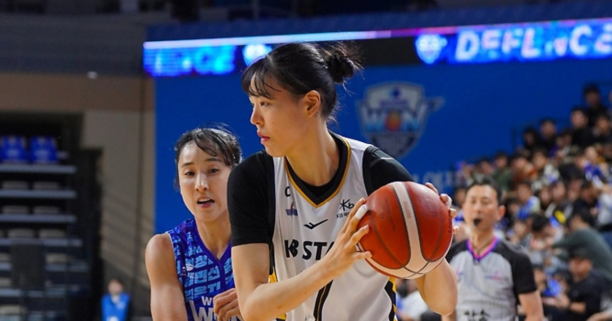 박지수 앞세운 KB, 김단비 맹활약 우리은행 꺾고 단독 1위로