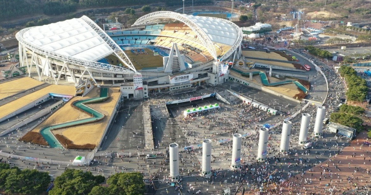 “완주를 향해”⋯대구스타디움 달군 4만 러너의 아침
