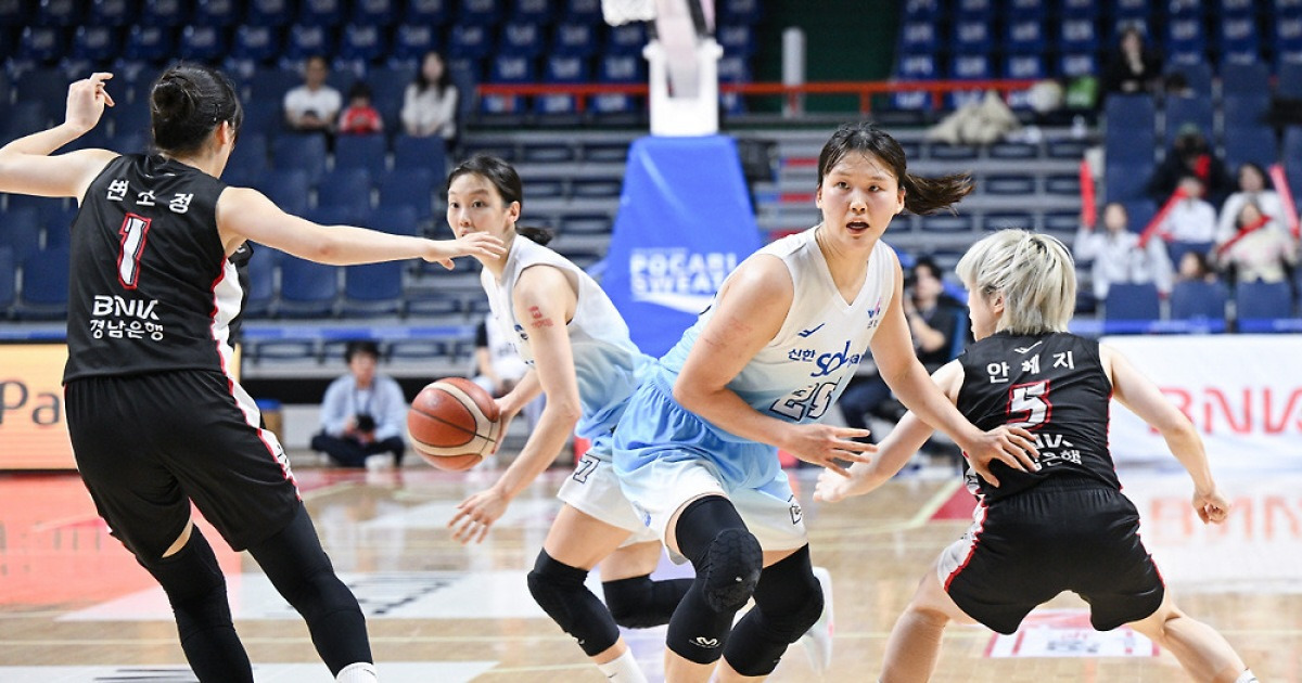 [현장분석] 시즌 첫 2연승! 신한은행이 달라졌다. '신신듀오' 43점 폭발. BNK와의 숨막힌 승부처, 어떻게 이겨냈나