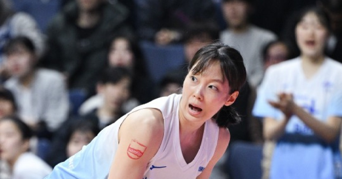 꼴찌 신한은행, 선두 이어 BNK까지 격파...신지현 3점 슛 6개 폭발로 시즌 첫 연승