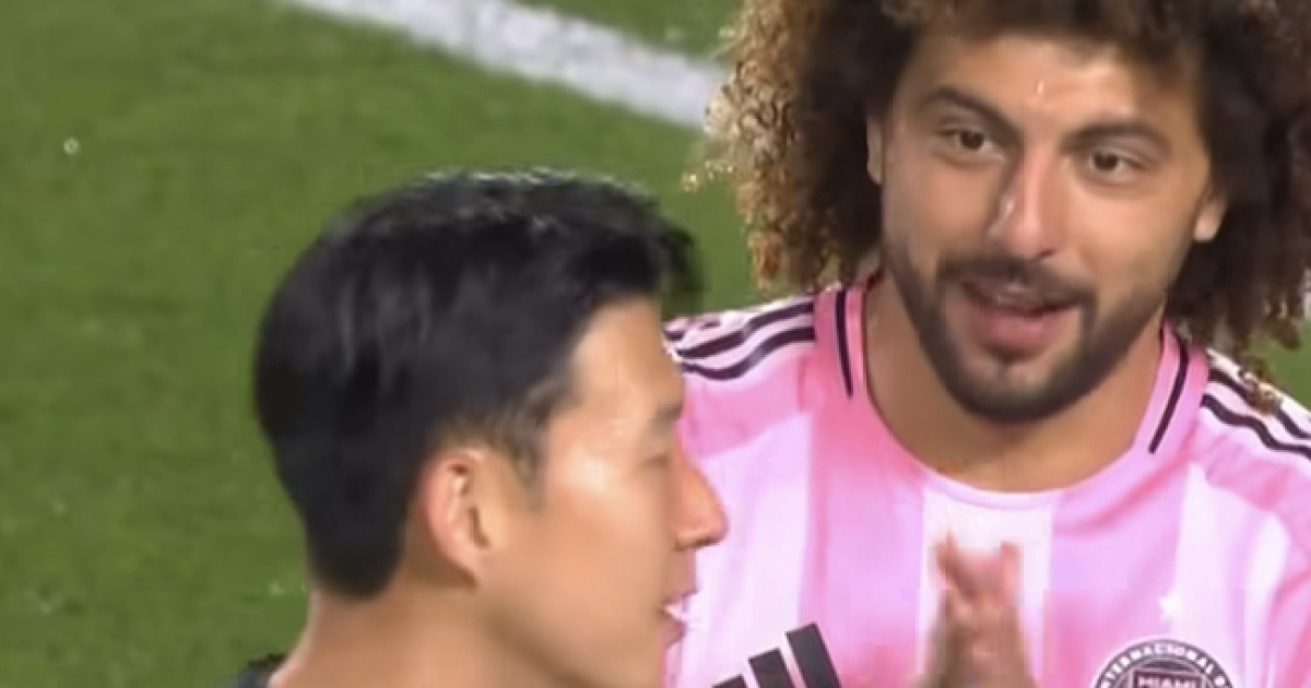 ‘흥민이 형 고맙습니다’ 경기 도중 유니폼 달라고 빌더니…결국 소원 성취하고 손흥민 품에 안겼다