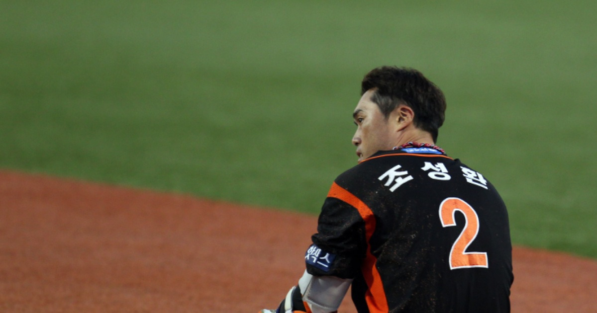 롯데 선수단 원정 도박 파문…조성환 일침 "유니폼 무게 잊지 말라"