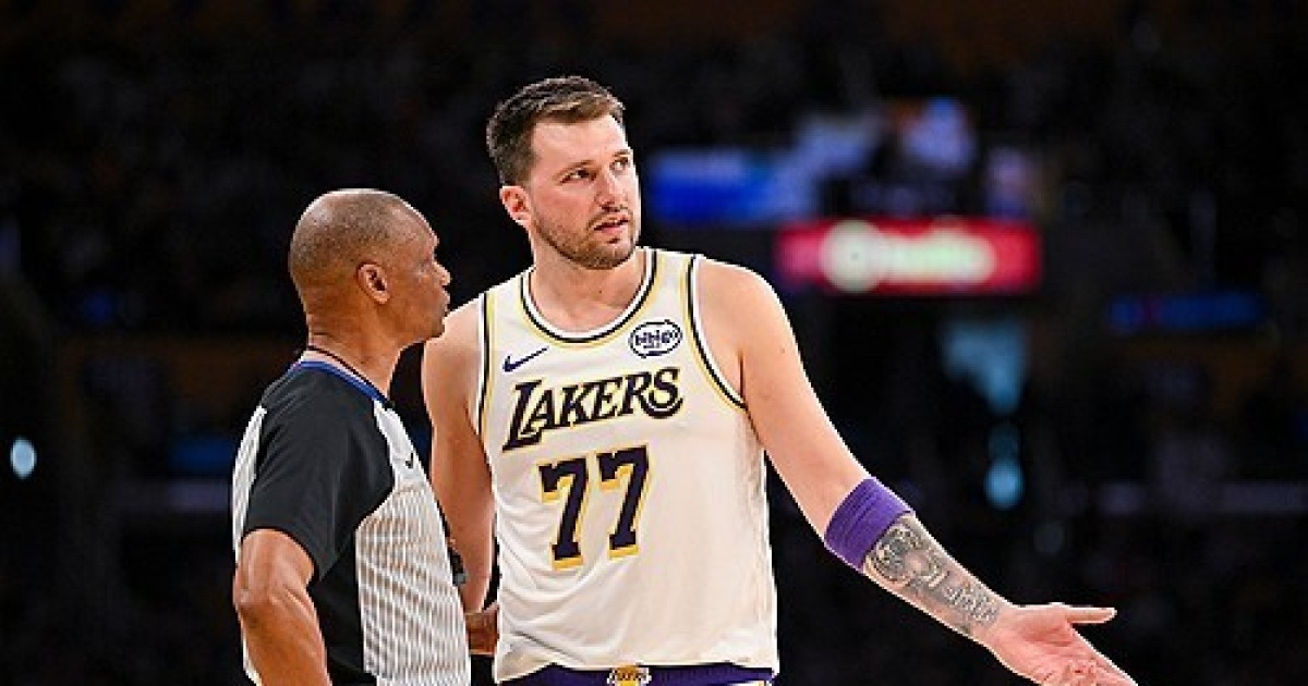 '탈탈 털렸다!' 레이커스, 라이벌 보스턴에 22점차 대패