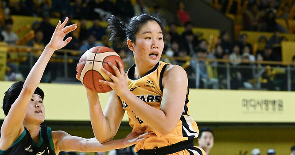 [기록] ‘선발의 자격 증명’ 송윤하, 역대 1쿼터 최다 공격 리바운드 7개