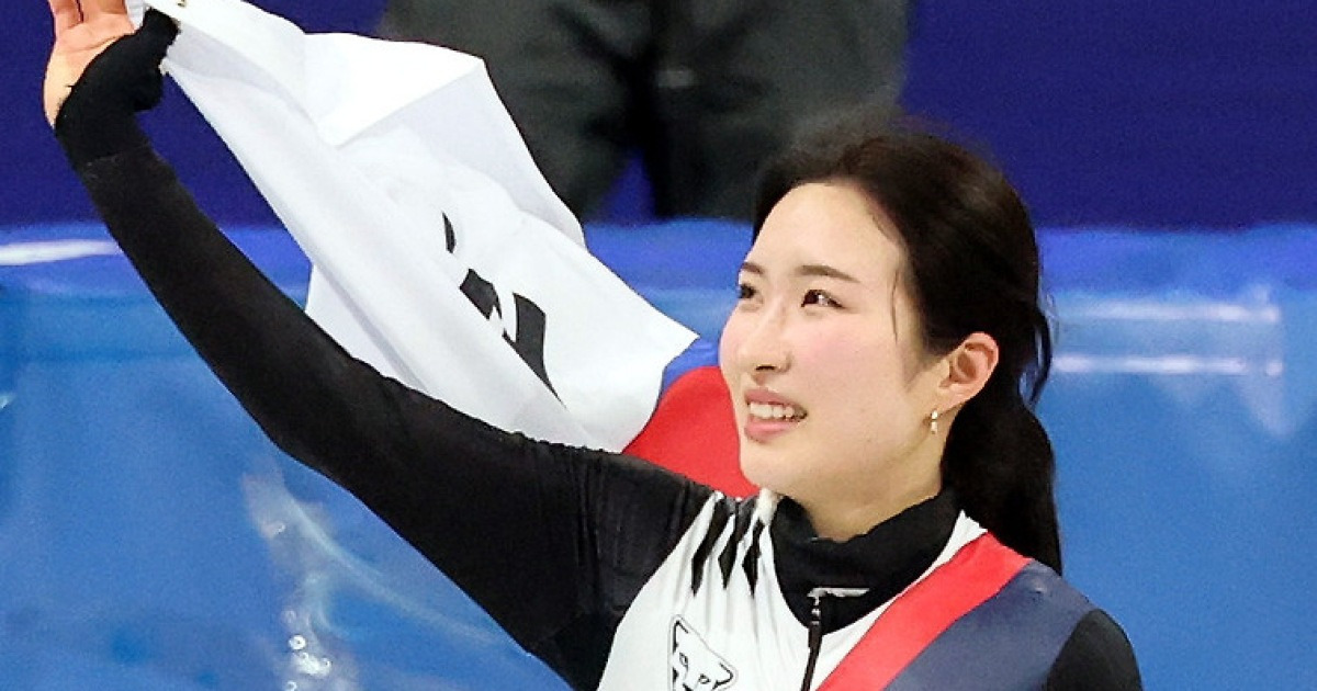 밀라노 아이스스케이팅 아레나에서 태극기를 든 김길리 장면(보도 이미지)