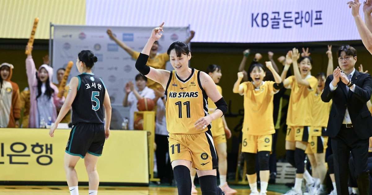 ‘강이슬 24점’ 3점슛 13개 폭발한 KB스타즈, 하나은행 꺾고 정규리그 우승 매직넘버 ‘2’ [현장리뷰]