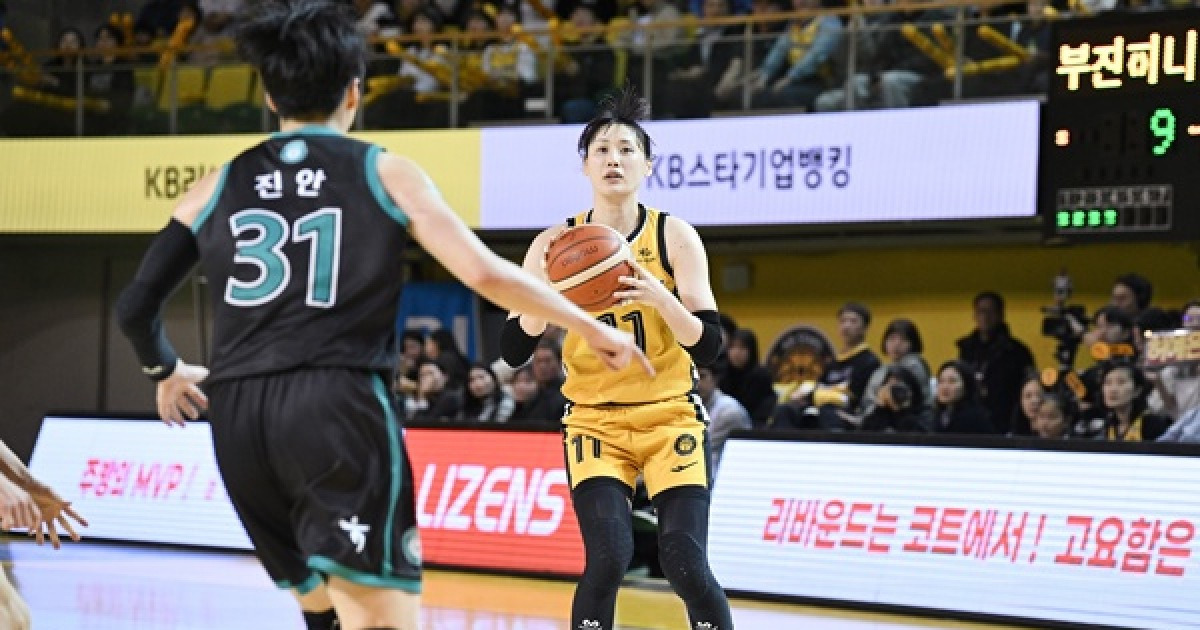 선두 KB스타즈, 2위 하나은행 꺾고 3연승…정규리그 우승 매직넘버 '2'