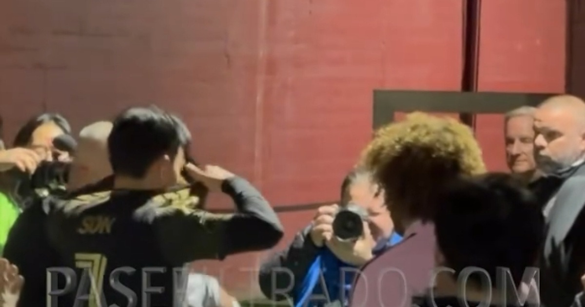 '두 손 모아' 손흥민 유니폼 부탁했던 선수, 경기 후 SON 기다려 선물 받았다