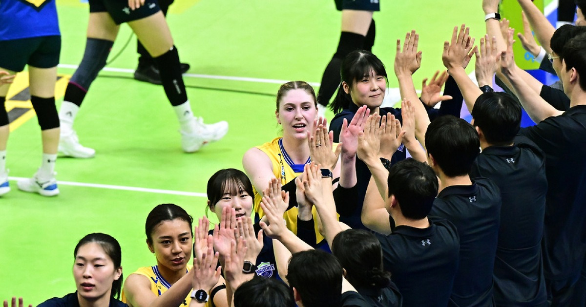 현대건설, 선두 도로공사 꺾고 2점 차 추격…KB는 3위 지키기