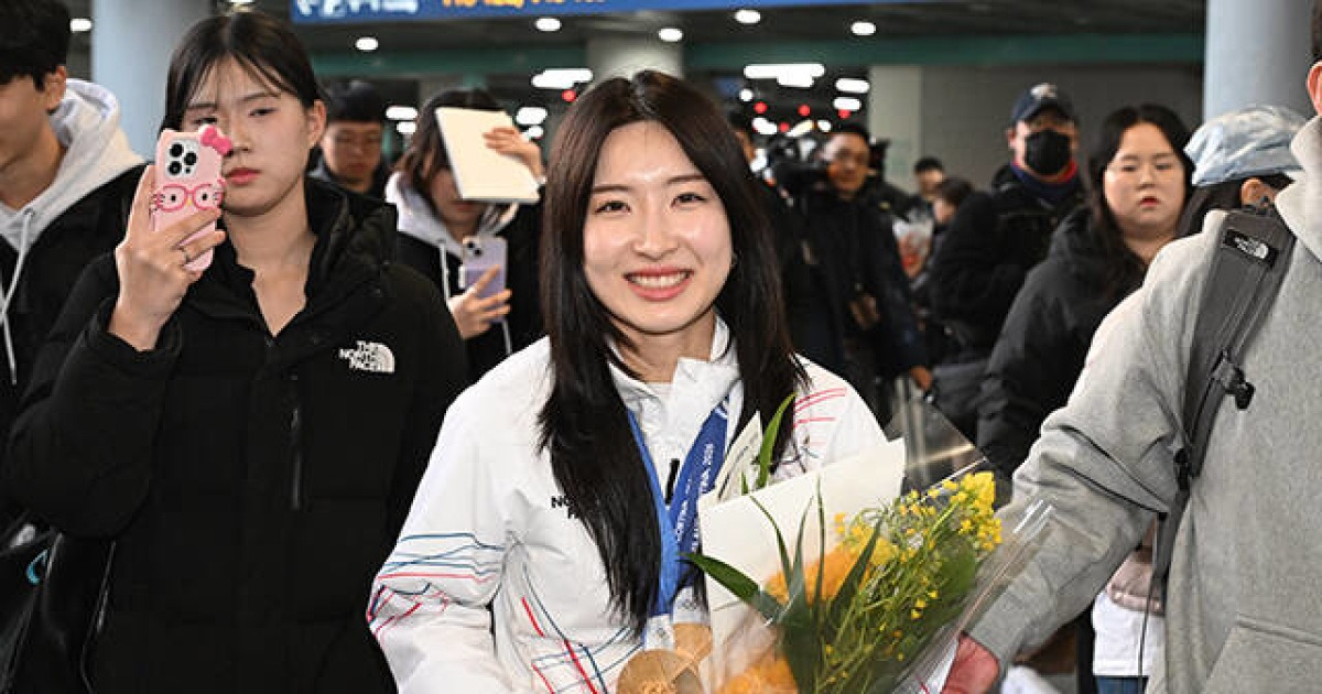 '쇼트트랙 2관왕' 김길리, 람보르기니 타고 집에 가요~  [TF사진관]