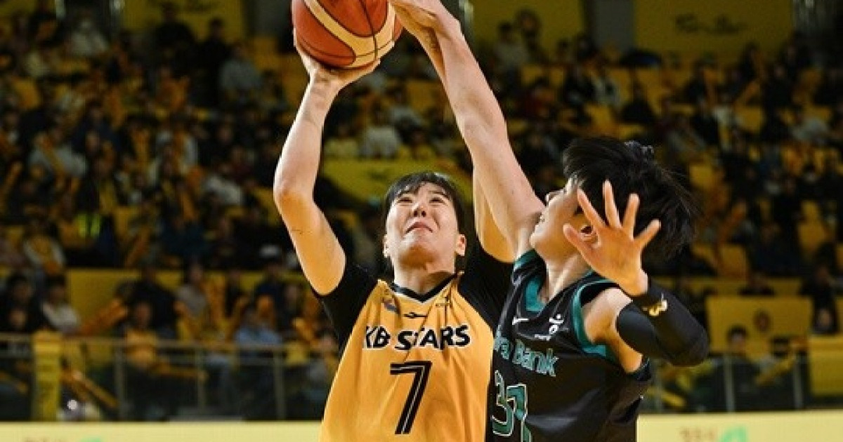 KB, 박지수와 함께 부천 하나은행을 꺾고 정규리그 자력 우승에 近一步