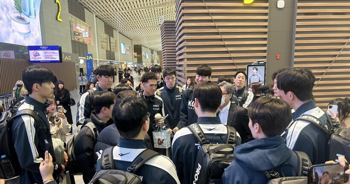 많은 인파 속 출국한 니콜라스호 1기…"장점은 살리고 단점은 숨기고"