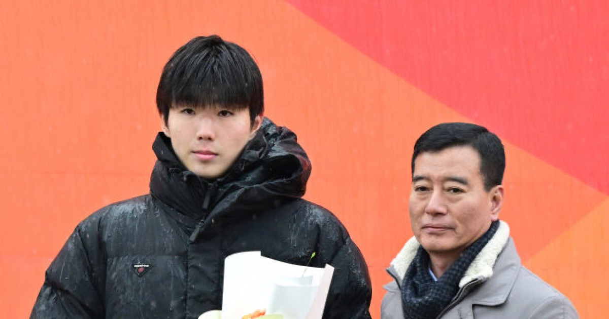 투데이 국내 축구 | [MD포토] 경희대 장하윤 '우수 선수상 수상'