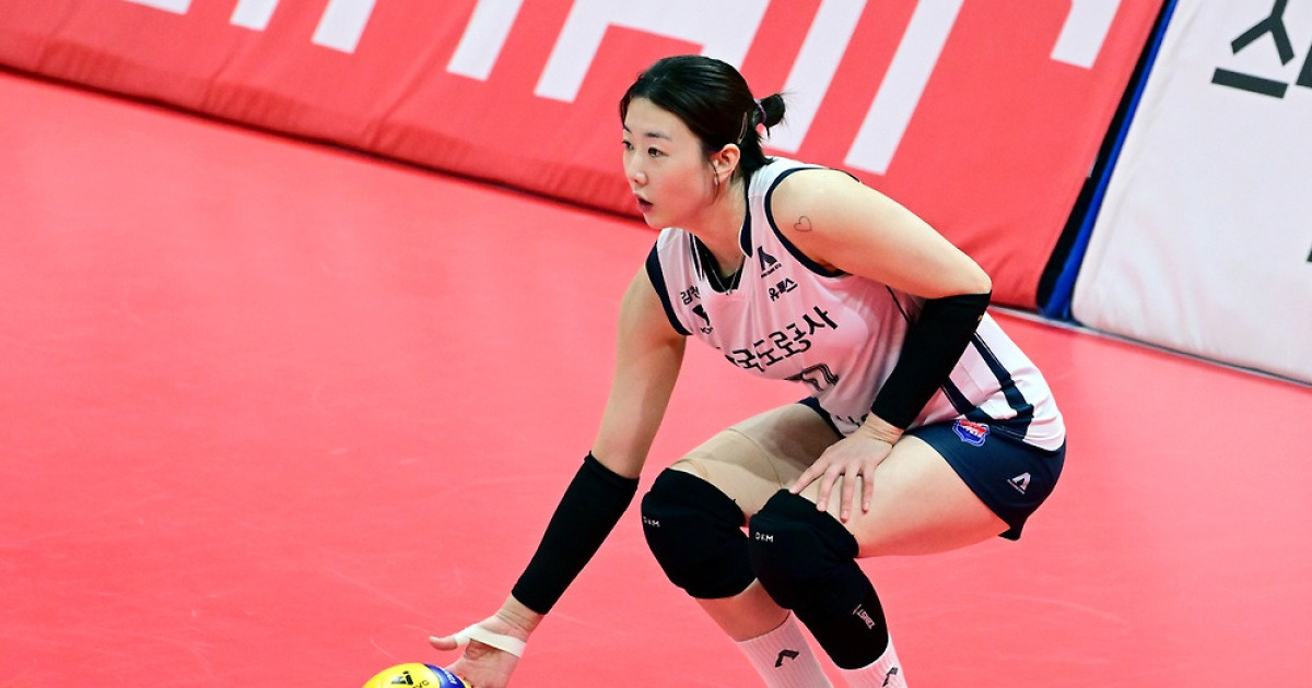 “저도 모르겠어요. 워밍업 때 공격 때려봐야 알 것 같아요”…허리 부상 3경기 연속 결장 도로공사 강소휘, 선두 경쟁 중인 현대건설전에 뛰나 [수원 현장 프리뷰]