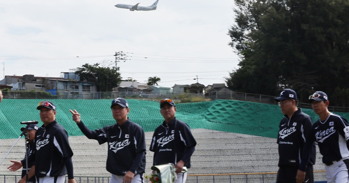 轟音の中で戦闘機が飛ぶWBC代表チーム野球場… 「むしろ良い」