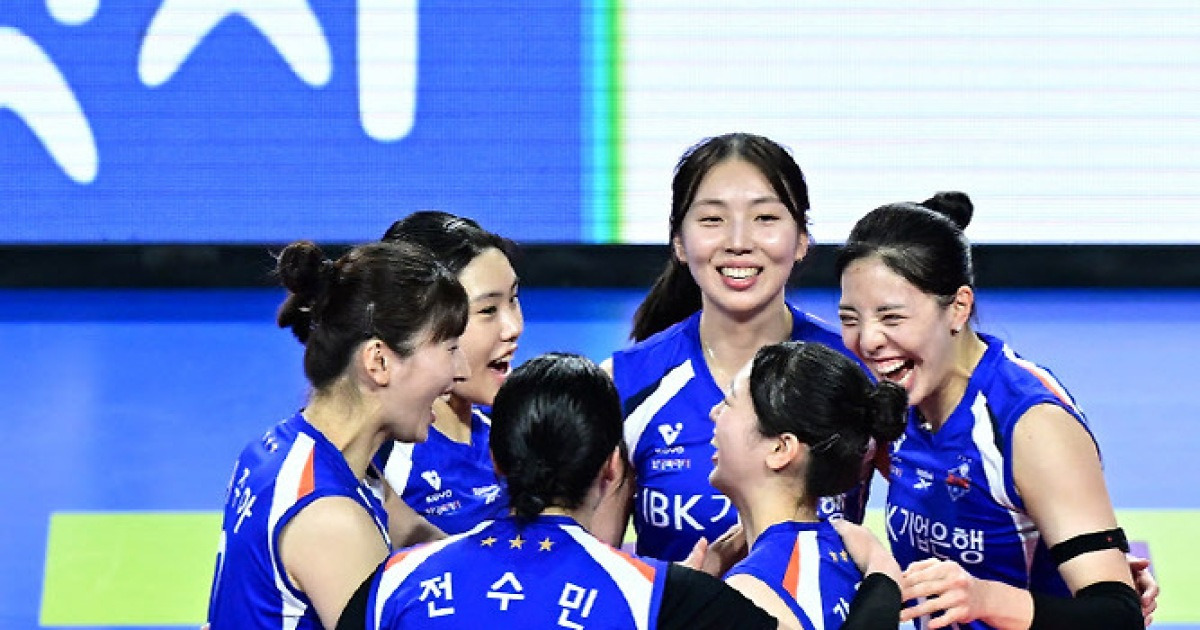 빅토리아까지 쓰러진 IBK, '중꺽마' 정신으로 페퍼 제압...4위 도약