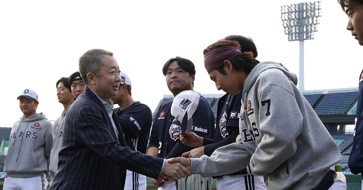 두산 구단주, 일본 스프링캠프 현장 방문... 선수단 격려