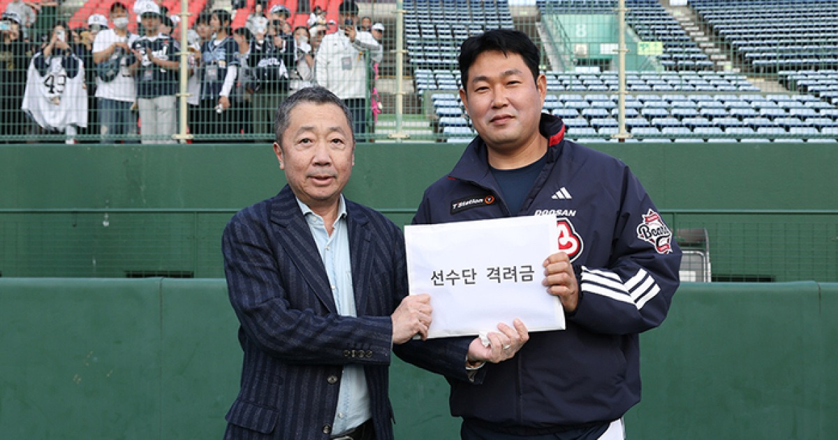 두산 구단주, 일본 스프링캠프 현장 찾아 선수단 격려