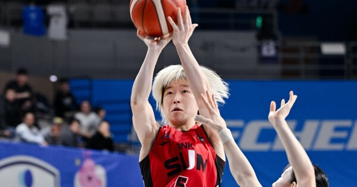 '새깅? 안혜지 3점슛 6개 20점' BNK, 우리은행 꺾고 4위 쟁탈전 웃었다