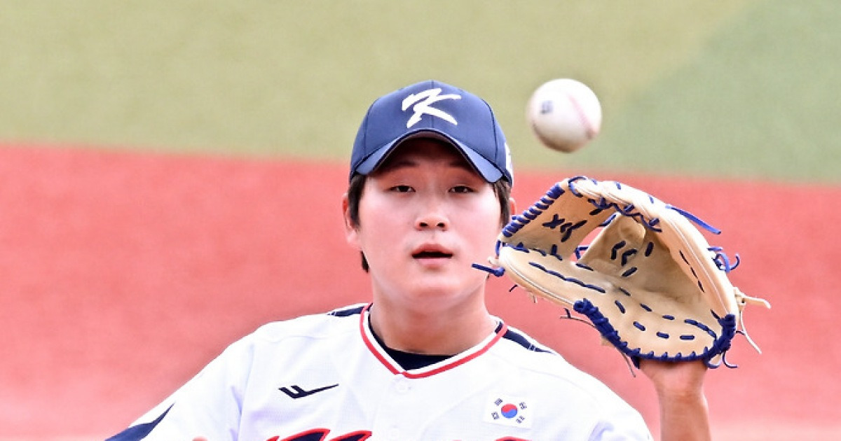 '얼굴 직격할 뻔' 154㎞ 김택연, 글러브 스치며 살았다...모두가 얼어붙은 순간