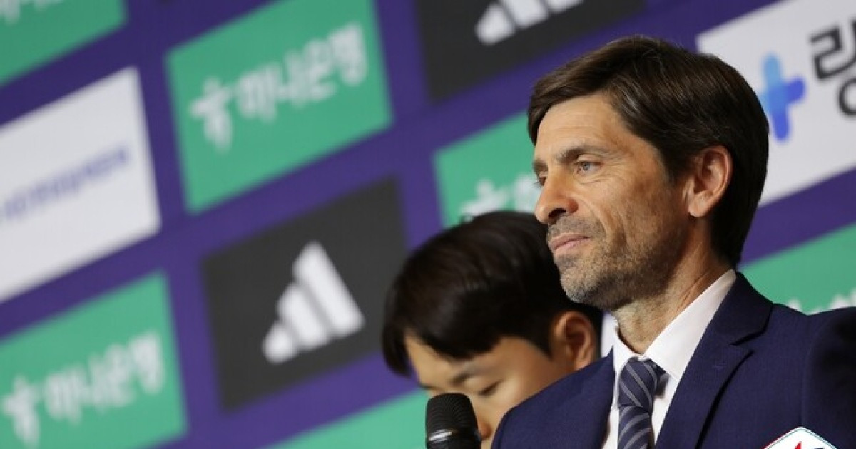 코스타 감독, 홀로서기 성공의 비결은 gì?