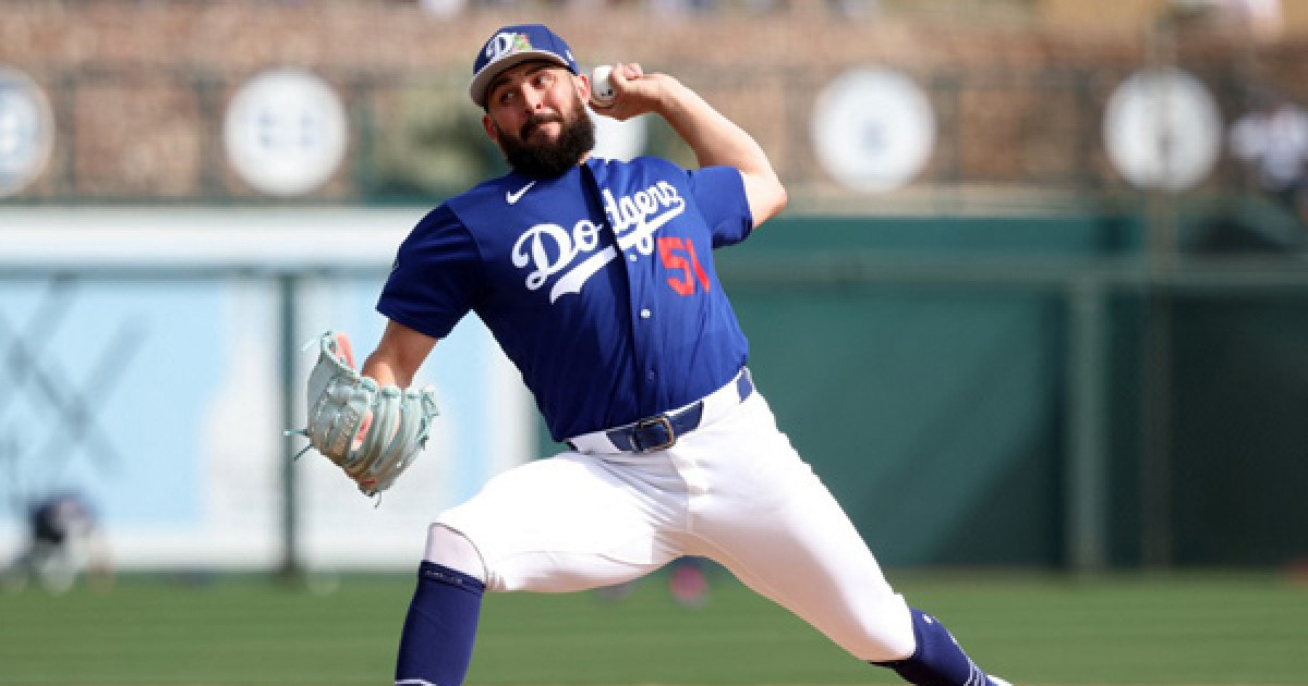 LA다저스 알렉스 베시아, 첫 등판 성공...감동의 복귀