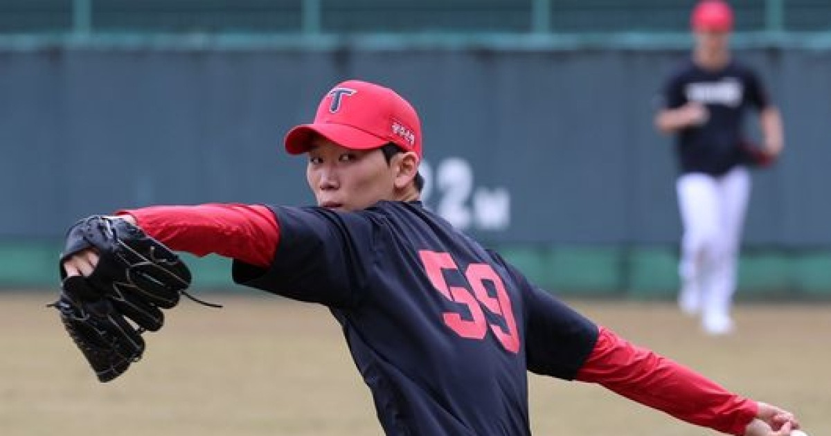 'KIA→한화' 20억 FA 보상선수 1군 캠프 전격 합류, 김경문 감독 "나름대로 자기 볼 던진다…연습경기 투입 예정" [오!쎈 오키나와]